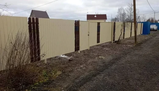 С декором из евроштакетника