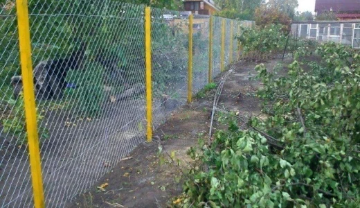 Сетка рабица с желтыми столбами