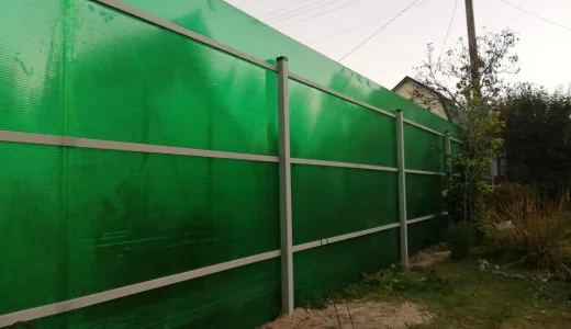 Забор из поликарбоната зеленого цвета