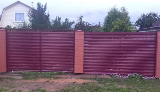 Откатные ворота из красного профнастила